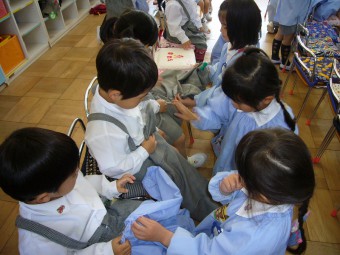 お着替えの仕方も教えてもらってます