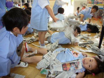 『新聞あそび』で大興奮！