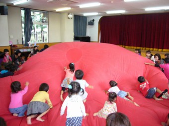 バルーンのお山に登っちゃえ～！