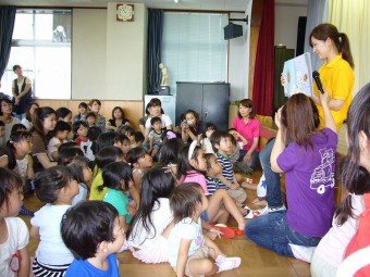 紙芝居や絵本の読み聞かせもあります