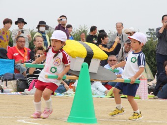 年中さんのお寿司を運ぶ競争です！