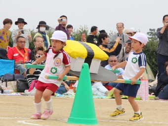 年中さんのお寿司を運ぶ競争です！