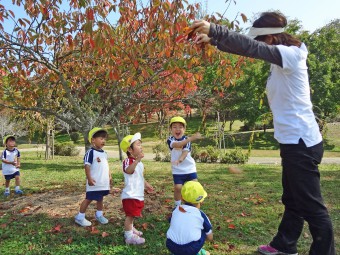 落ち葉あそびをする２才児さん