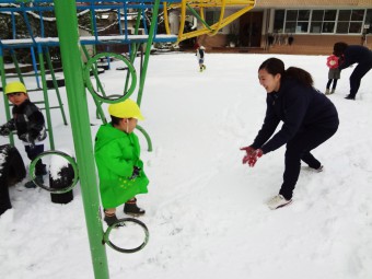 ２才児さんも雪合戦してます！