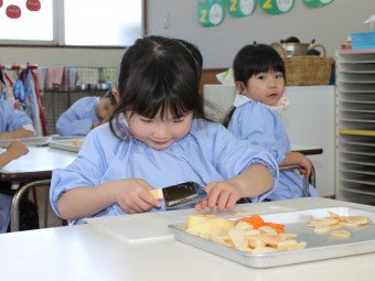 本物の包丁でトントントン