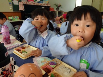 初めての給食で～す！