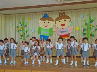 ３歳児さんのお遊戯です