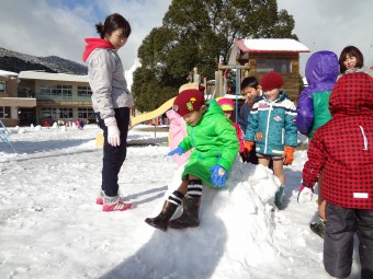 雪のすべり台も作りました