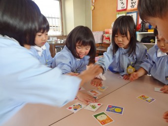 煮込んでいるあいだ、カルタで遊びます