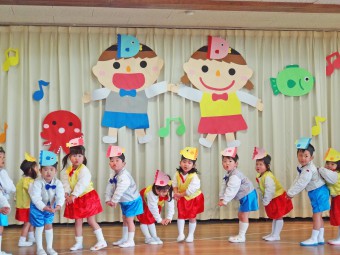 ２才児さんのかわいいお遊戯です