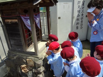 お地蔵さんにお参り中