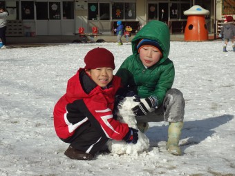 雪だるま製作中！