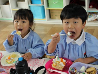 大きなお口でケーキをパクリ！