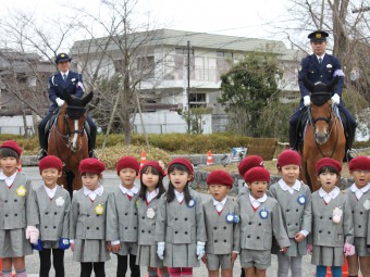 平安騎馬隊の前でお歌を歌ったよ！