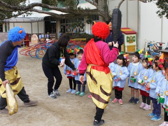 鬼の登場にビビる２歳児さん鬼（笑）