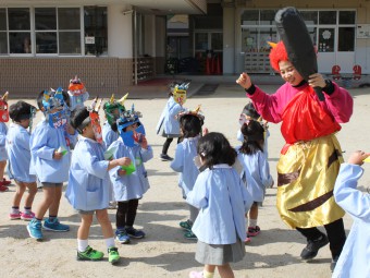 鬼を追いかけ回す年少さん鬼！