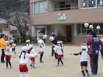 まずはボールに慣れる遊びから