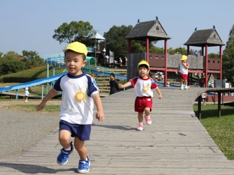 ２才児さんも走り回ってますね