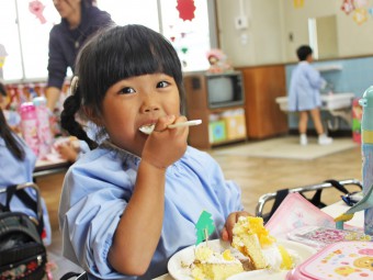 大きなお口でケーキをパクり！