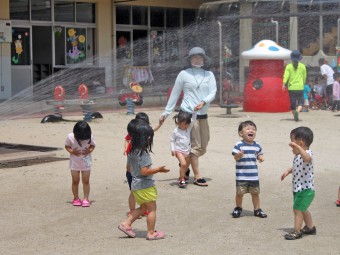 今年はプールの代わりに水遊びをします