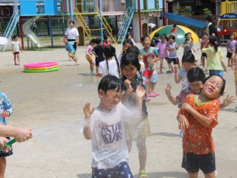 暑いのでまずは水遊び！