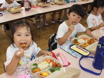 晩ごはんをモグモグ…