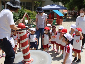 新入園児さん達が遊び方を教わっているところ