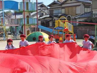 大きい組さんが下の学年に教えてくれます