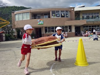 次は年中～どらやきを運んでますね