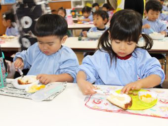 まずはケーキ作り。２歳児さんも真剣ですね