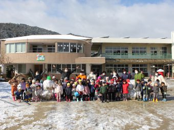 雪だるまと一緒に記念撮影パチリ！