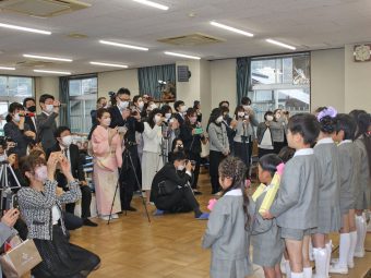 保護者の前で幼稚園生活最後のお歌を歌います
