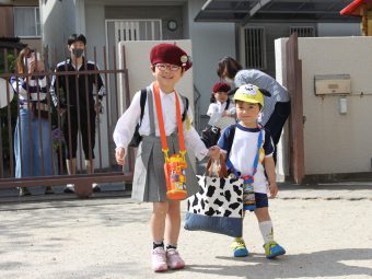 登園風景～年長児が本当によくお世話してくれます