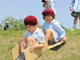 定番の人気「段ボールで坂すべり」