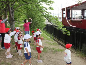 トロッコ列車に手を振っているところです