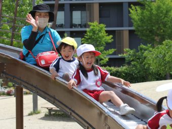 小さい子もすべり台で楽しそうですね！