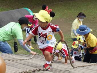 ２歳児さんアスレチックに挑戦！