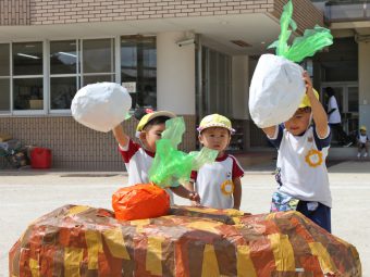 ２歳児さんは【お野菜を畑から抜く障害走】です！