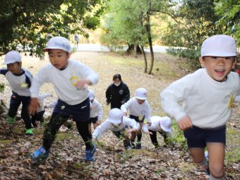 山の斜面登り競争！