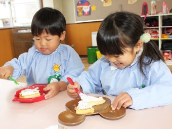 次はケーキ作り！クリームを塗って…