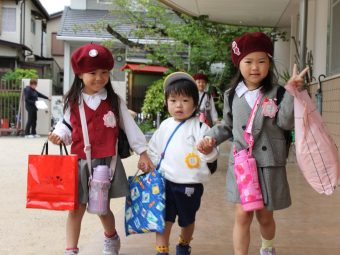 登園風景～上の子が本当によくお世話してくれます