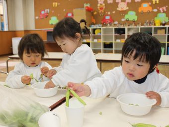 ２歳児さんが豆を取り出してますね