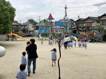 広い園庭の中央に逃げる訓練です