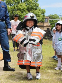 憧れの防火服を着せてもらいました！