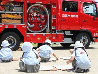 消防車を見ながらスケッチ中