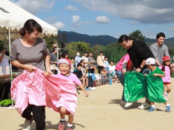 おなじみ「デカパン競争」です！