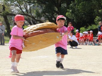 美味しそう！ハンバーガーを運ぶ障害走！