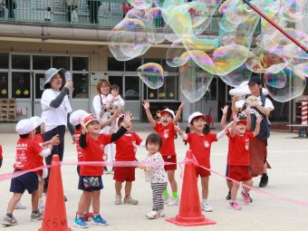 子どもはシャボン玉を割りたくて仕方ない様です