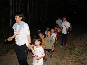 夜は森の中で肝試し！