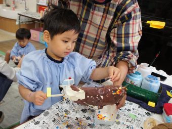 ２歳児さんチョコバナナの仕上げ中